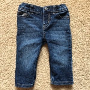 OshKosh B’gosh boy 9months jeans. Great condition. See picture. Brand new.